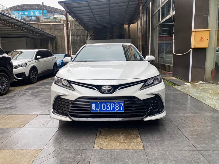 Фото 2 - Toyota Camry