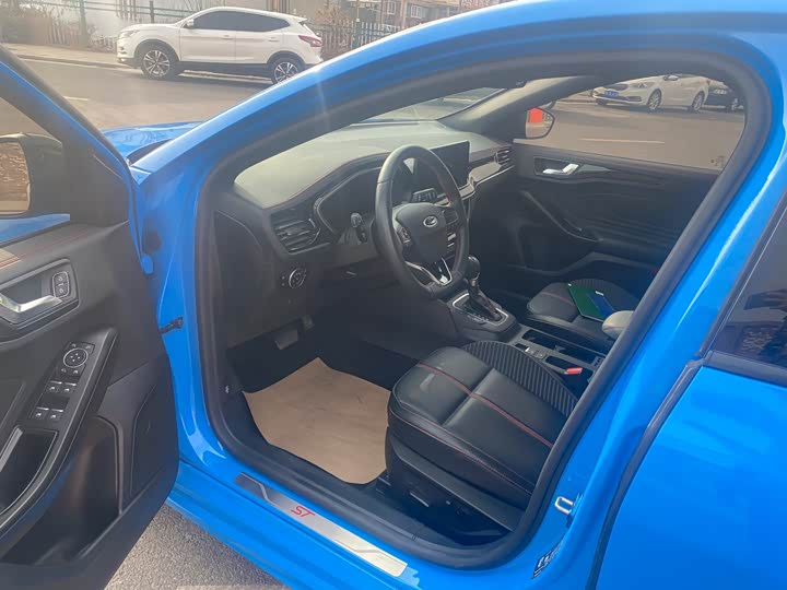 Фото 7 - Ford Focus