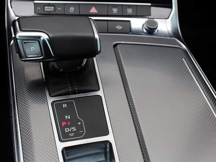 Фото 9 - Audi A6L Hybrid