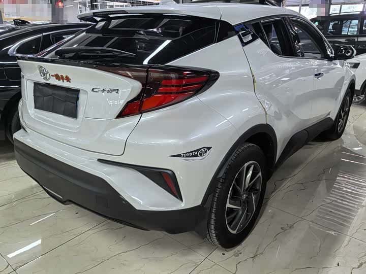 Фото 6 - Toyota C-HR