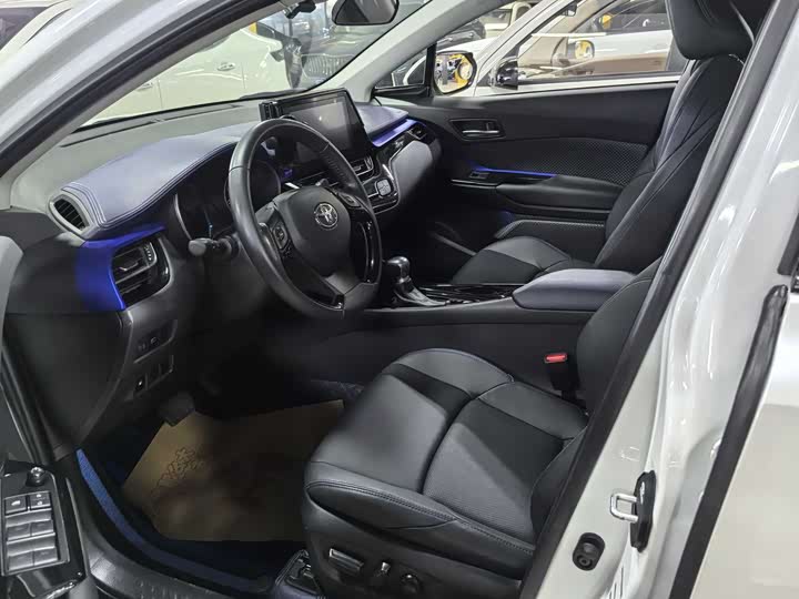 Фото 7 - Toyota C-HR