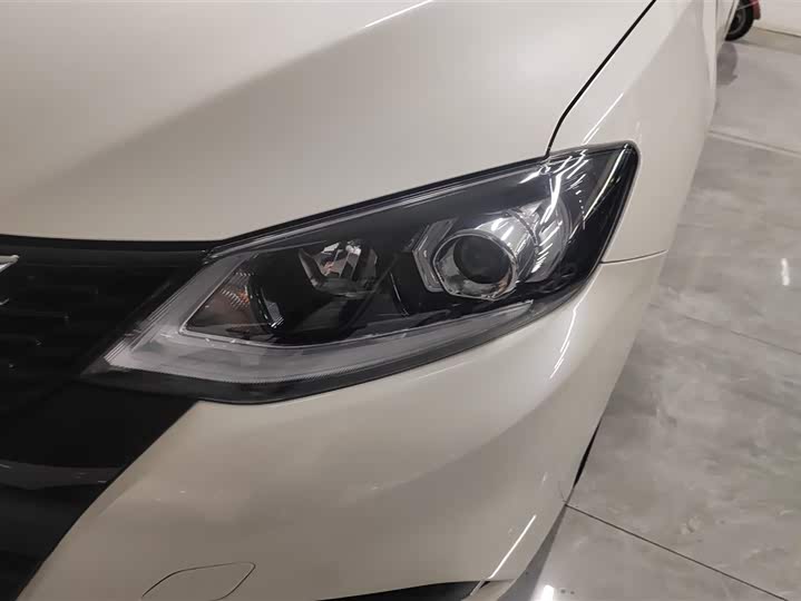 Фото 5 - Nissan Tiida