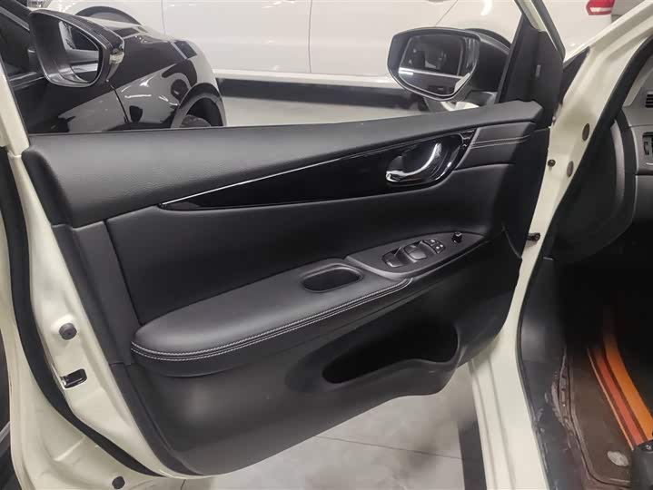 Фото 7 - Nissan Tiida