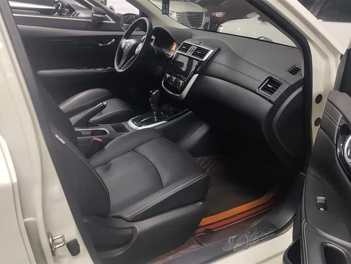 Фото 8 - Nissan Tiida