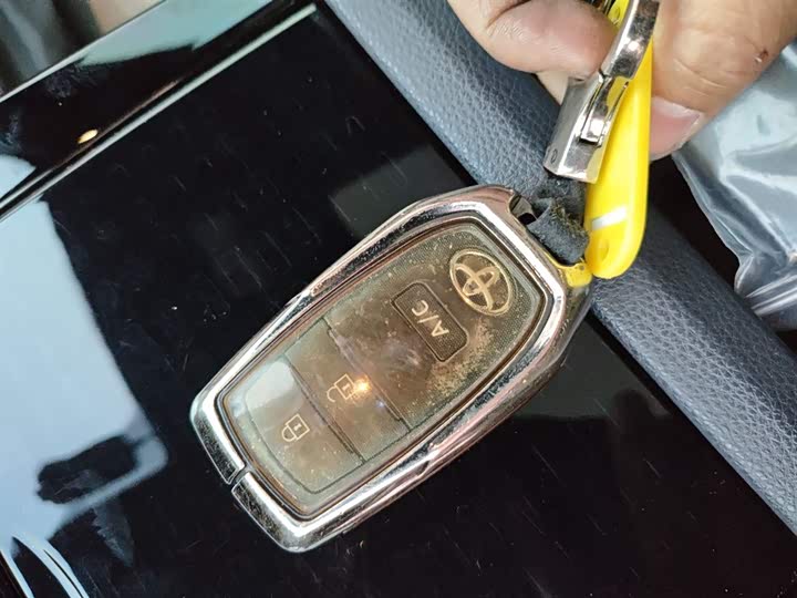 Фото 9 - Toyota bZ4X