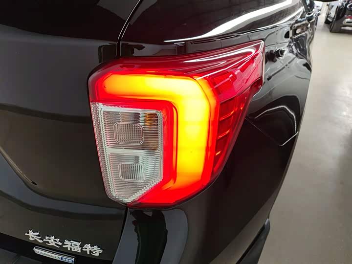 Фото 8 - Ford Explorer