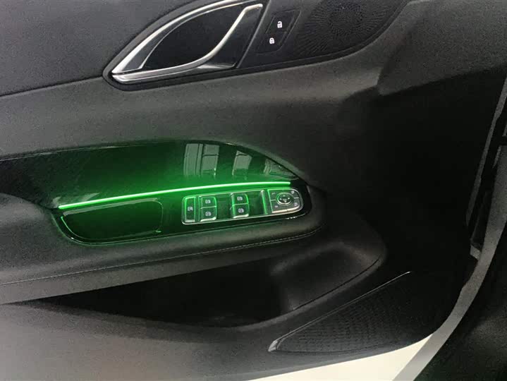 Фото 7 - Hongqi HS3