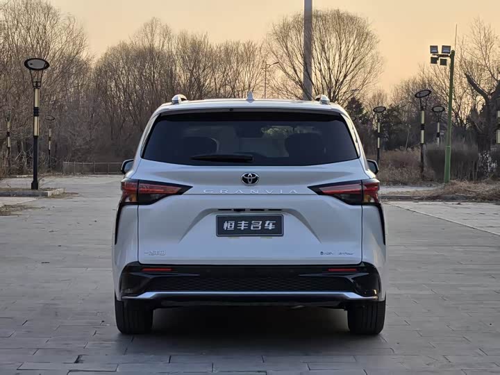 Фото 4 - Toyota Granvia