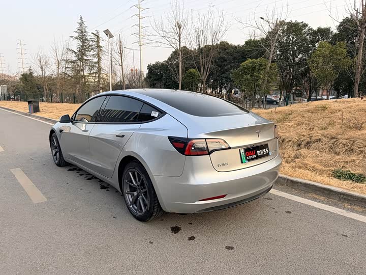 Фото 3 - Tesla Model 3