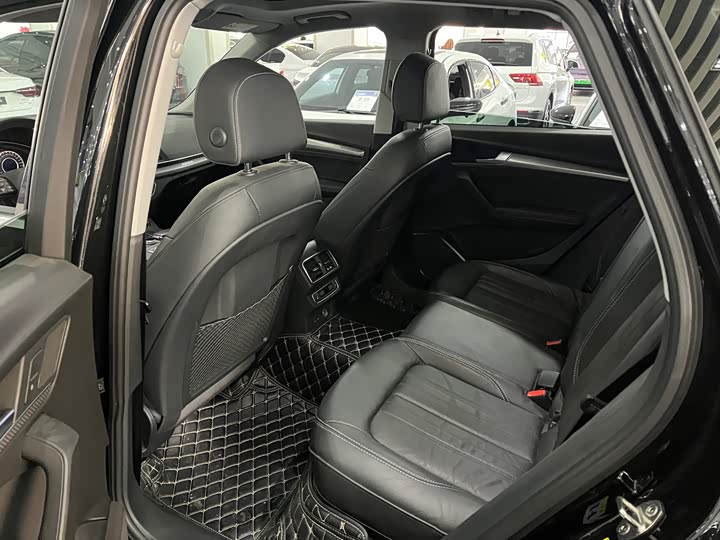 Фото 6 - Audi Q5L