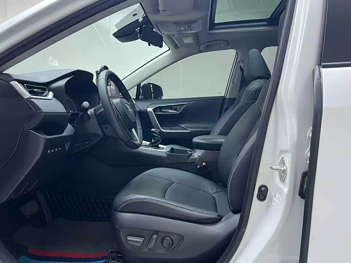 Фото 8 - Toyota RAV4