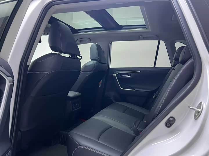 Фото 9 - Toyota RAV4