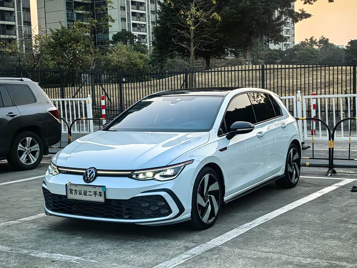 Фото 1 - Volkswagen Golf GTI