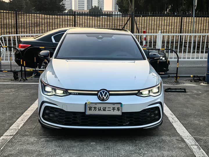 Фото 2 - Volkswagen Golf GTI