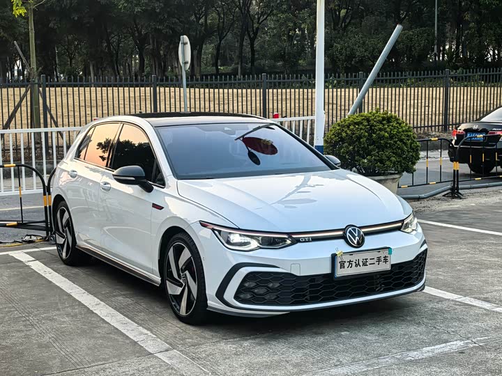 Фото 3 - Volkswagen Golf GTI