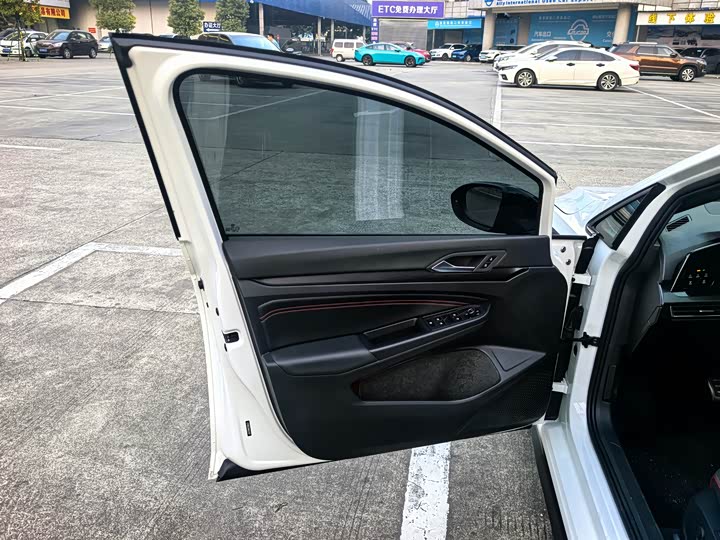 Фото 4 - Volkswagen Golf GTI