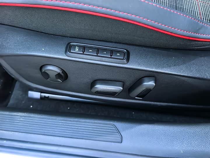 Фото 8 - Volkswagen Golf GTI