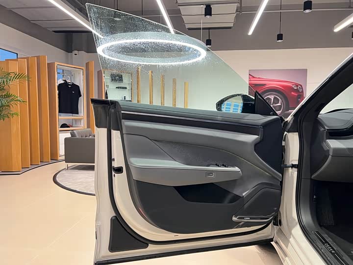 Фото 7 - Zeekr 001