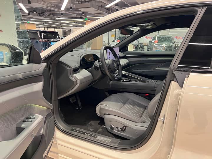 Фото 8 - Zeekr 001