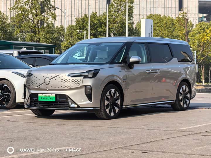 Фото 1 - Volvo EM90