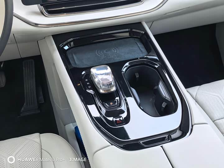 Фото 4 - Volvo EM90