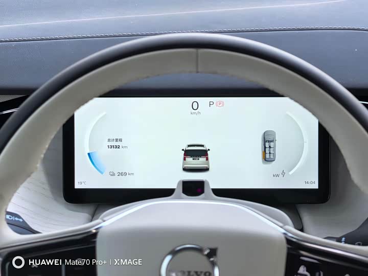 Фото 6 - Volvo EM90