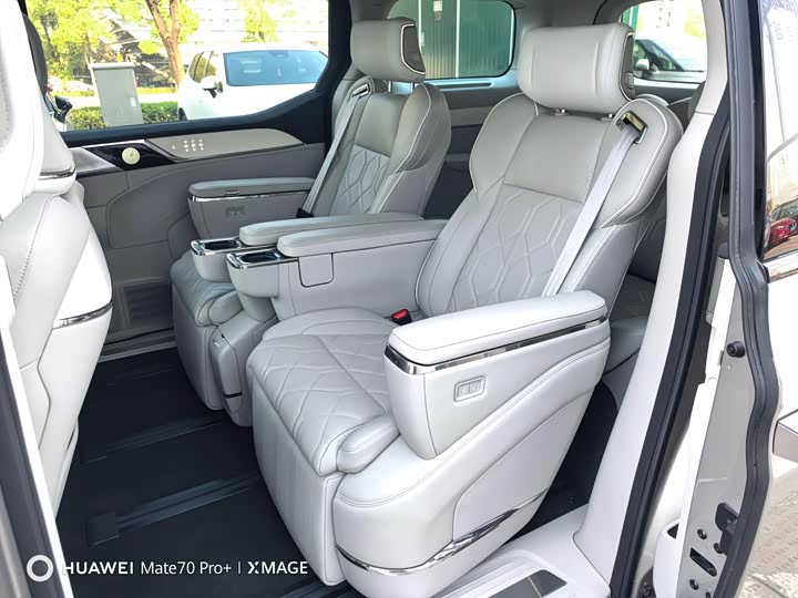 Фото 8 - Volvo EM90