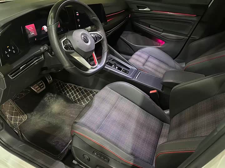 Фото 8 - Volkswagen Golf GTI