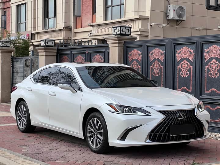 Фото 3 - Lexus ES