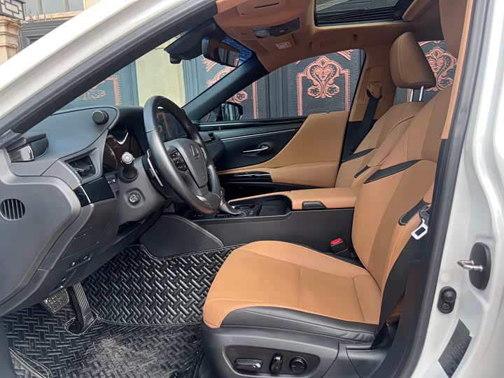 Фото 4 - Lexus ES