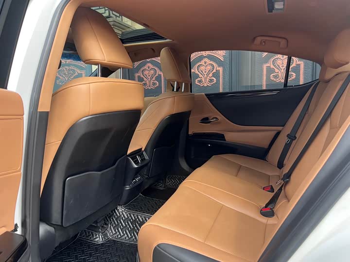 Фото 6 - Lexus ES