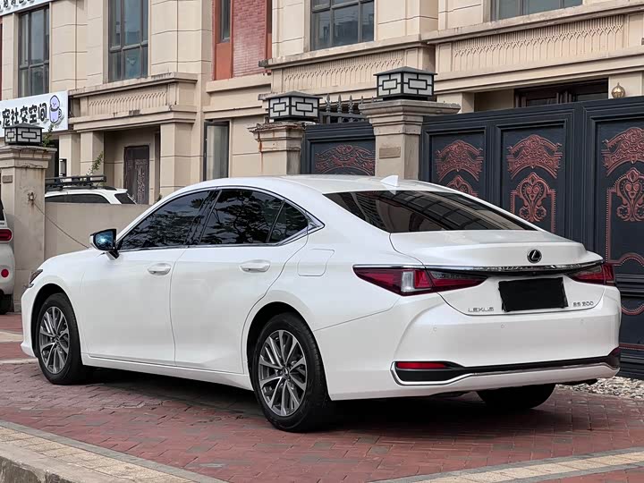 Фото 7 - Lexus ES