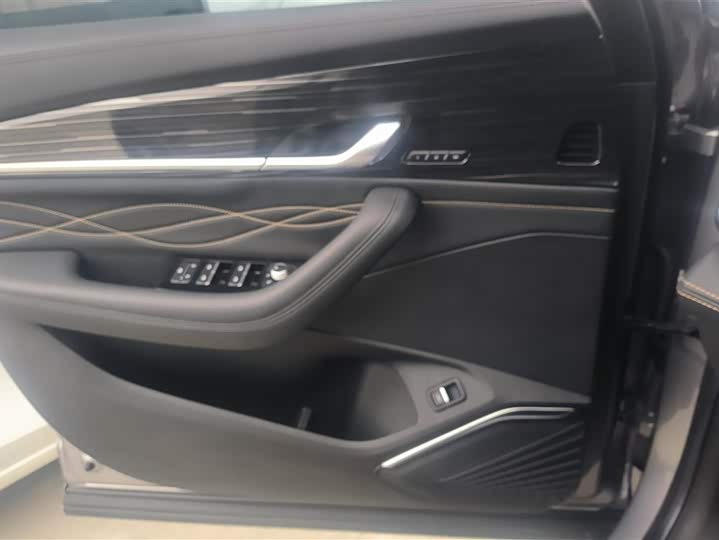 Фото 7 - Geely Monjaro