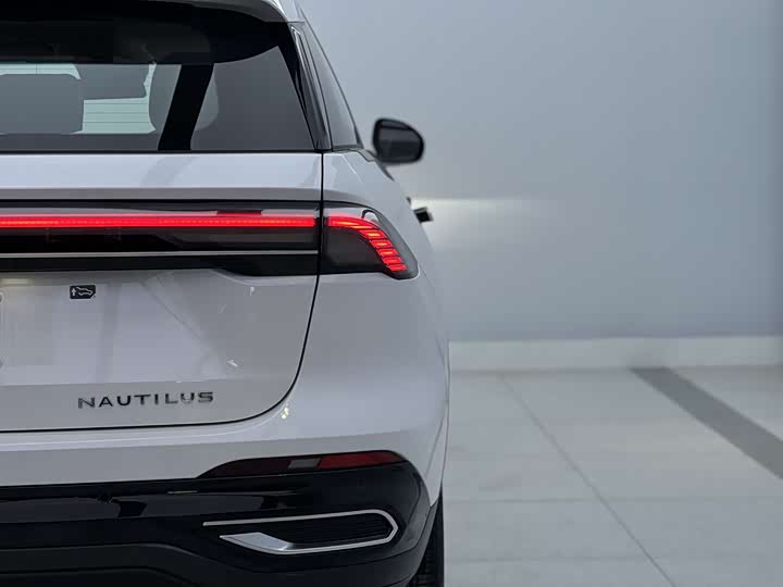 Фото 7 - Lincoln Nautilus