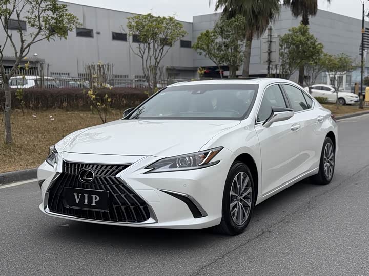 Фото 1 - Lexus ES