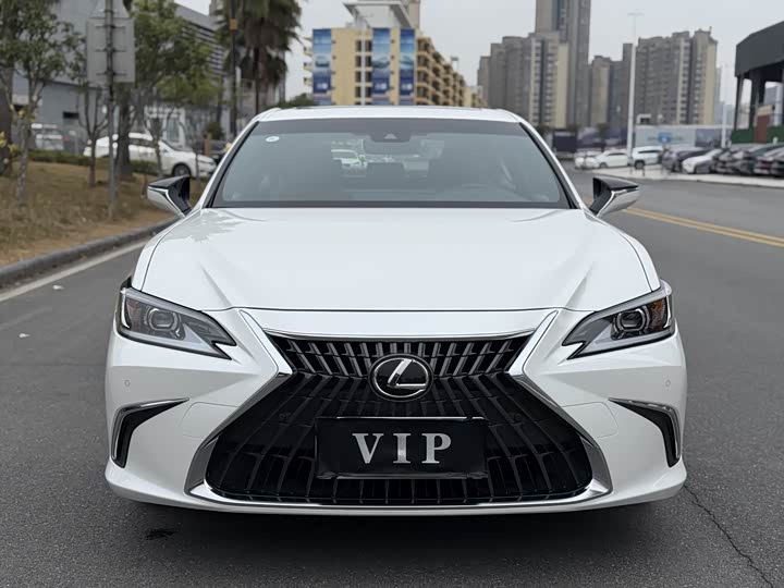 Фото 2 - Lexus ES