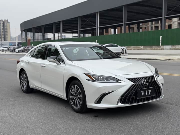 Фото 3 - Lexus ES