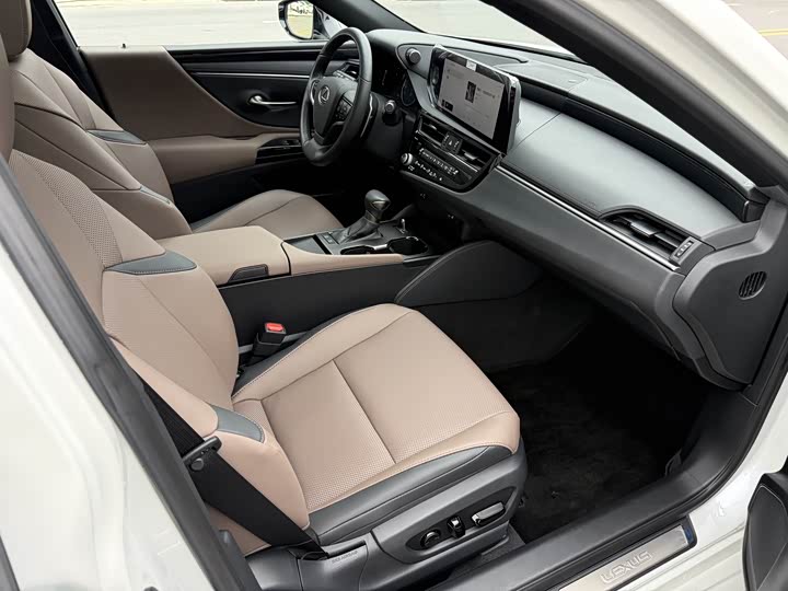 Фото 8 - Lexus ES