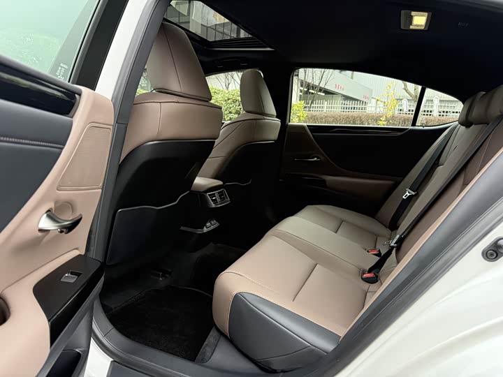 Фото 9 - Lexus ES