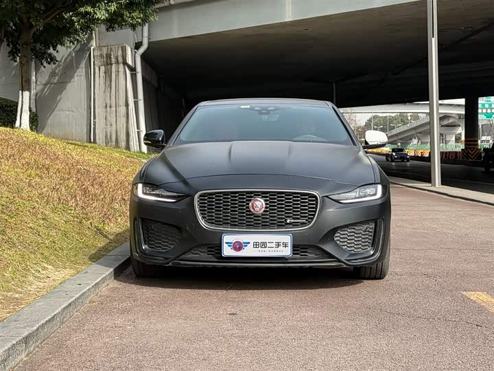 Фото 2 - Jaguar XE L