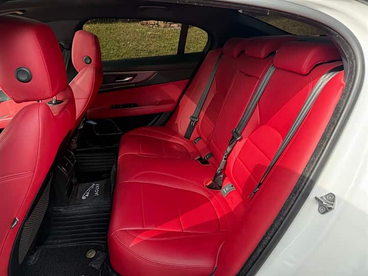 Фото 9 - Jaguar XE L