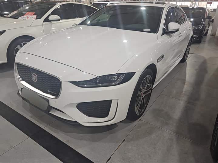 Фото 1 - Jaguar XE L