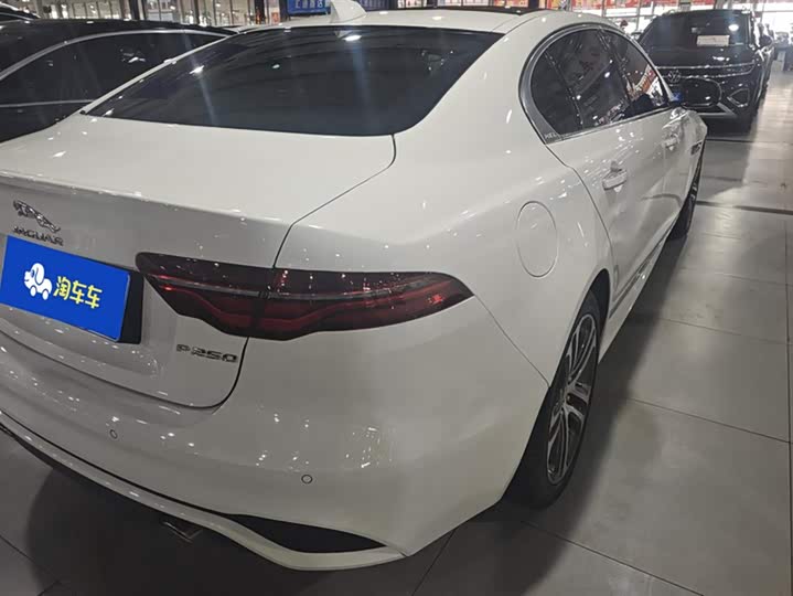 Фото 3 - Jaguar XE L