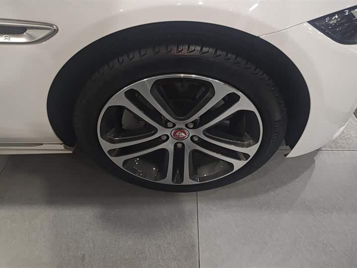 Фото 6 - Jaguar XE L