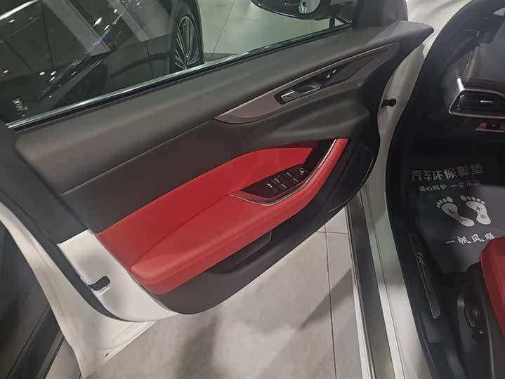 Фото 7 - Jaguar XE L