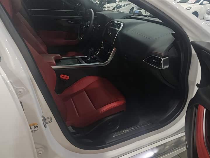 Фото 8 - Jaguar XE L