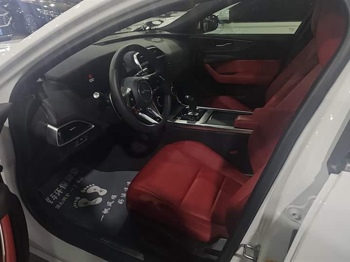 Фото 9 - Jaguar XE L