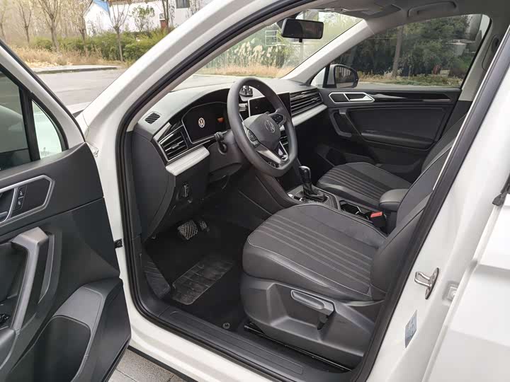 Фото 9 - Volkswagen Tiguan L Pro