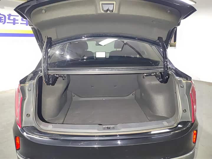 Фото 4 - Hongqi E-QM5