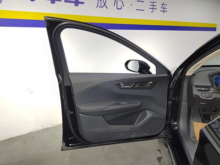 Фото 7 - Hongqi E-QM5